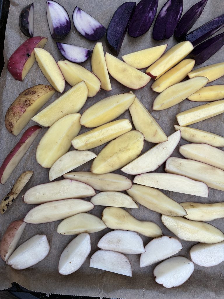 Uppskuren potatis ska in i ugnen