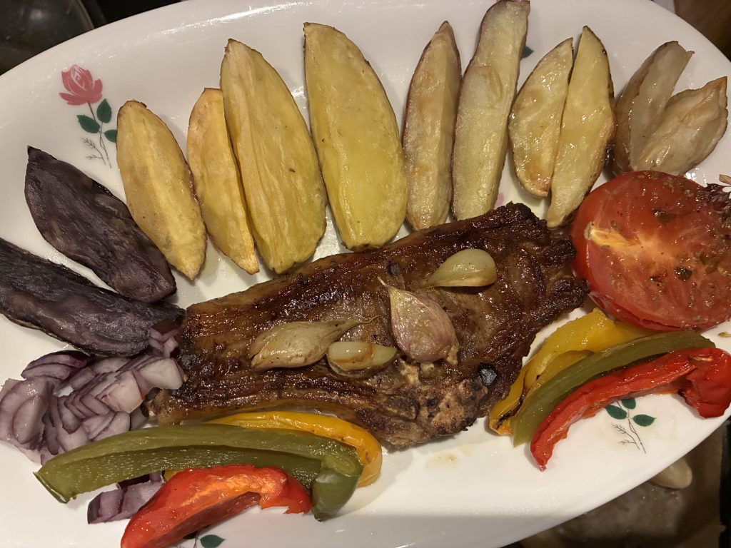 Lammkotlett och olika sorters potatis på tallriken